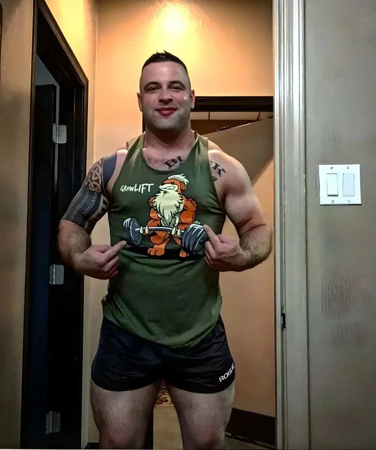 Shorts de Gym Rogue Fitness in use