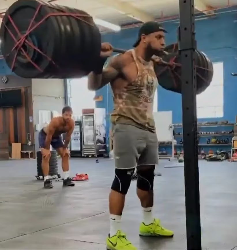 Element 26 Workout Knee Sleeves in use