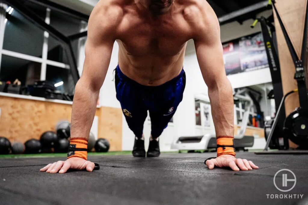 Flexiones de brazos con munequeras