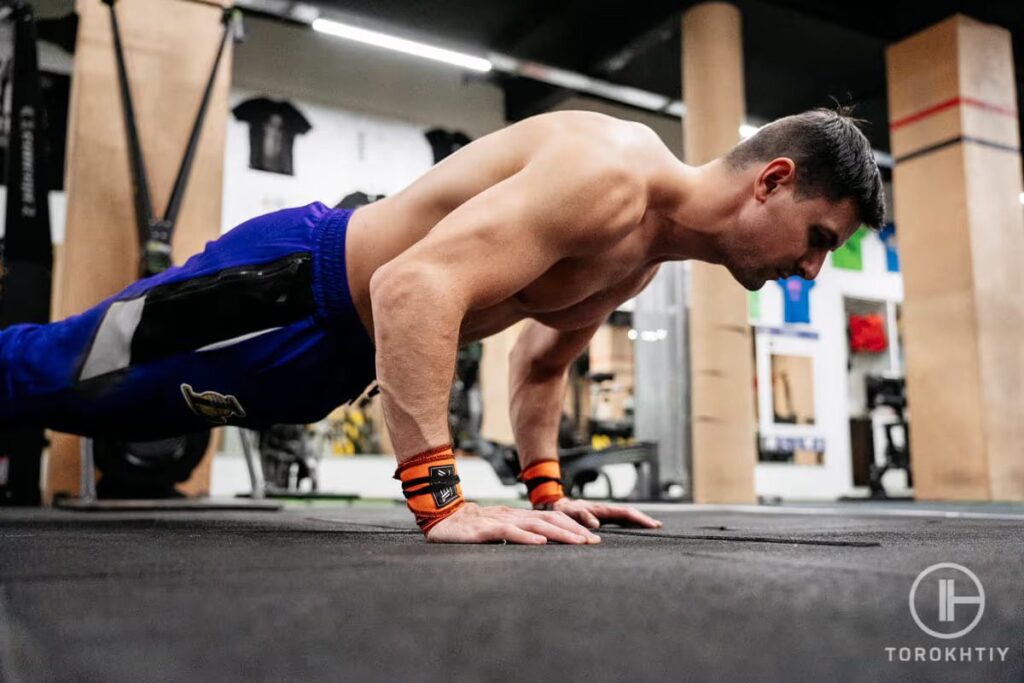 Flexiones de pecho con munequeras