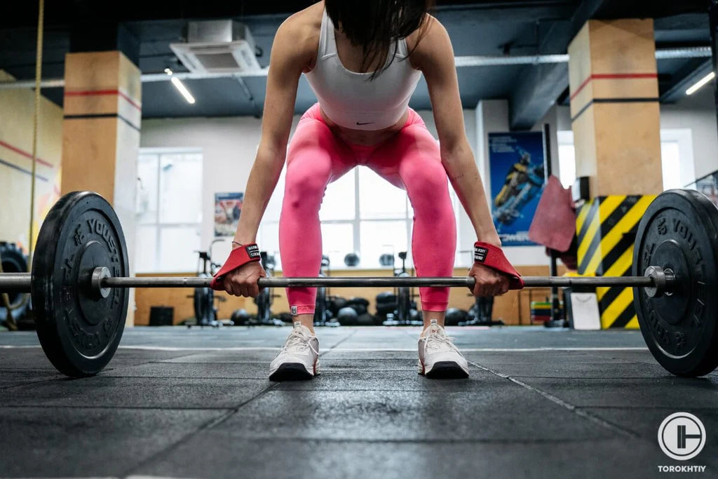 WBCM Straps en Forma DE 8 en LA Mano Del Atleta Durante El Entrenamiento en El Gimnasio