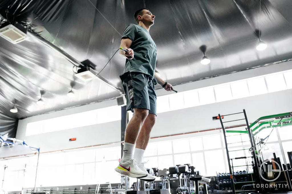 Ein Athlet Testet Ein Neues Springseil Im Fitnessstudio