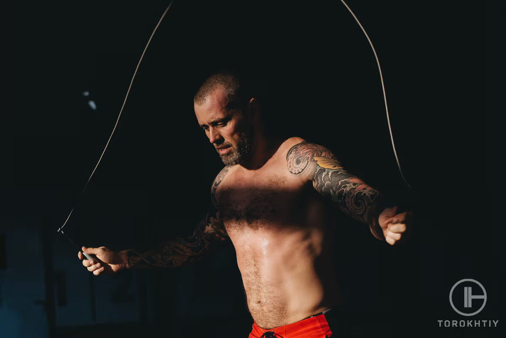 Mann Boxer Springseil im Raum