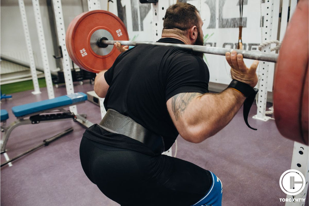 Entrenamiento regular en el gimnasio con pesas