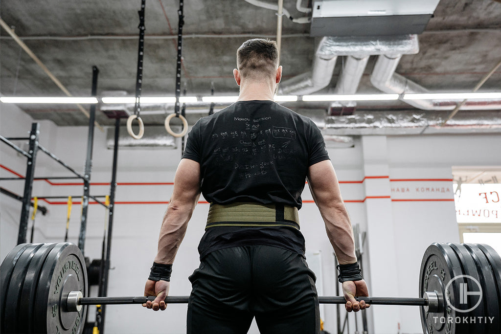 hombre peso entrenamiento en cinturon