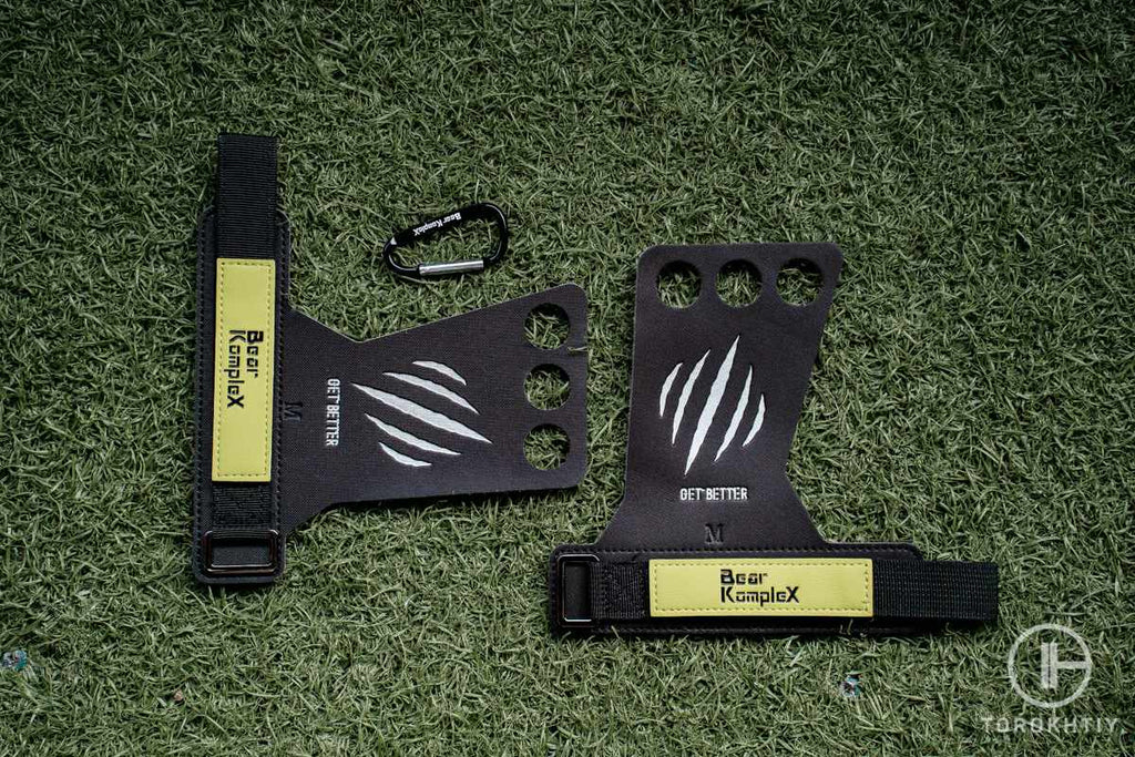 Ganci per Sollevamento Pesi Bear KompleX a 2 e 3 Fori in use
