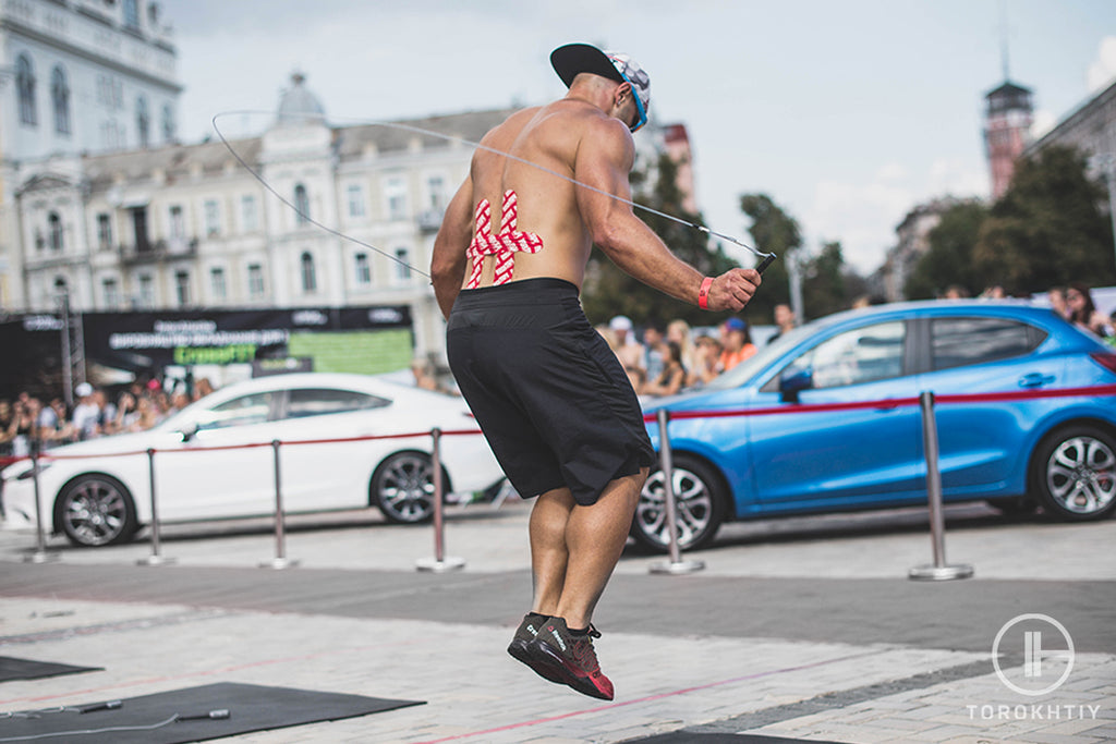 Hombre en forma usando una cuerda para saltar en la calle