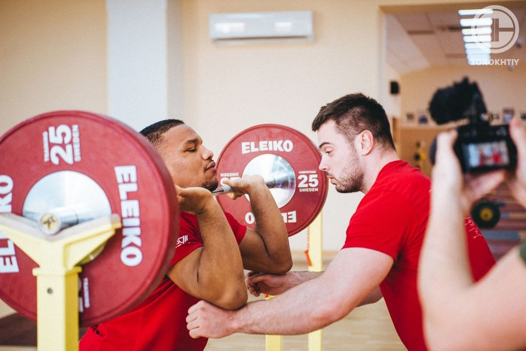 Torokhtiy Oleksiy maintaining stretching of elbows during squat